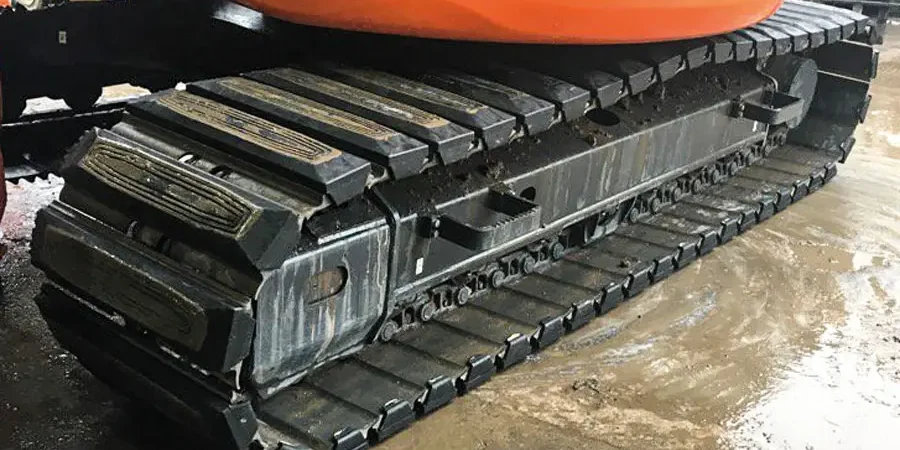 Pourquoi Utiliser des Patins Caoutchouc sur une Pelle